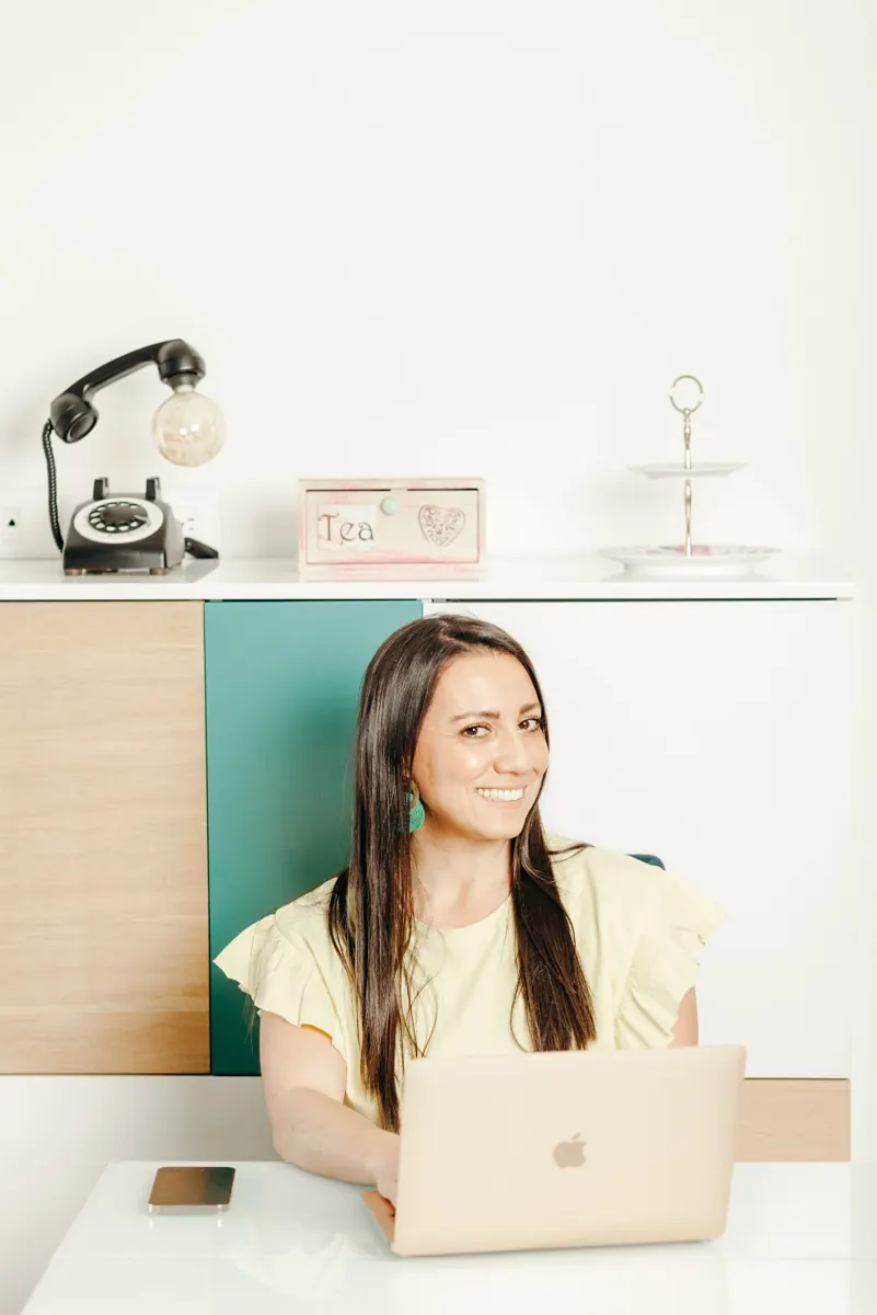 Laura Castellana, mentora en emprendimiento con IA, trabajando en su portátil